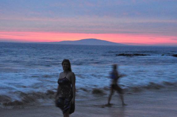Maravilhoso fim de tarde com p céu avermelhado, na Little Beach, ao sul de Kihei, em Maui, no Havaí